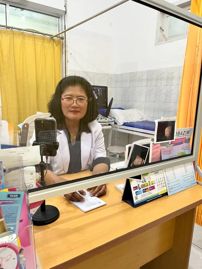 dr. Riyani melakukan konsultasi medis