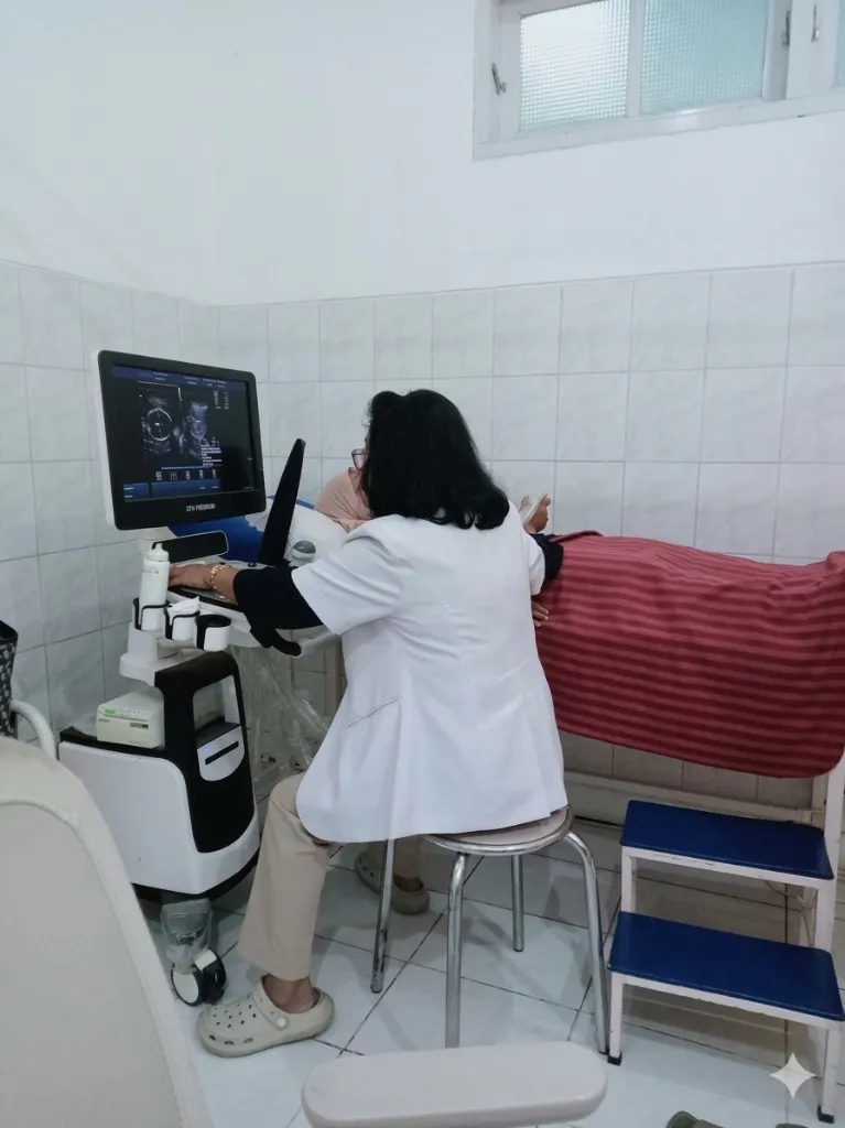 dr. Riyani melakukan pemeriksaan USG